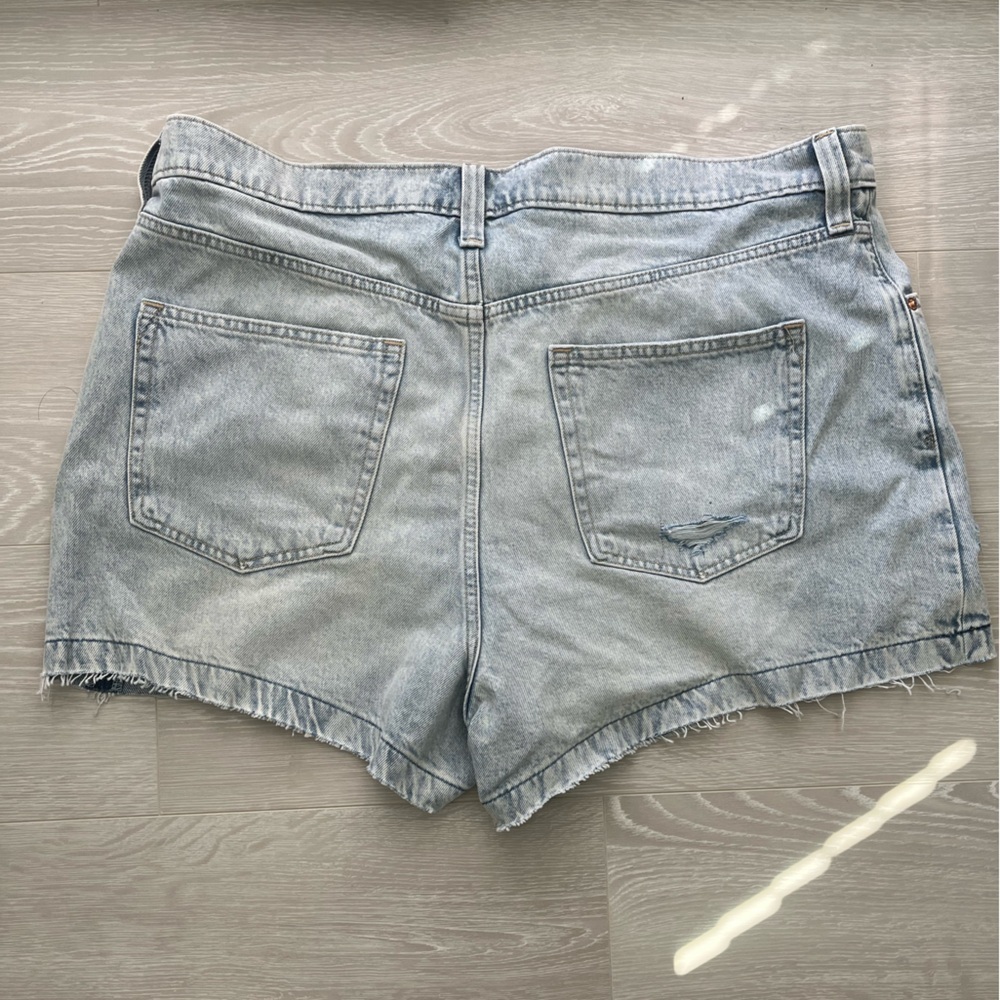 NWT Gap 4” High Rise Stride Shorts - Picture 3 of 5